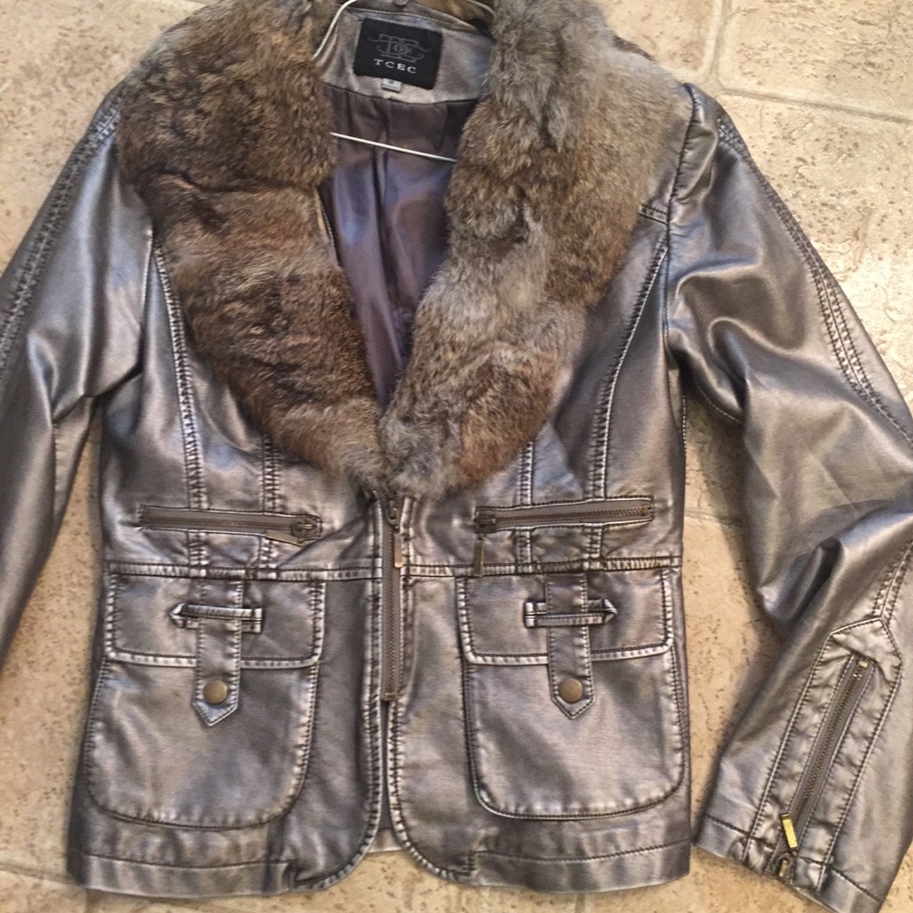 Women’s bronze bomber style jacket w/ fur collar.